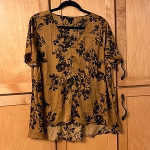 Torrid size 1 (1X) floral blouse,gold/ tan
